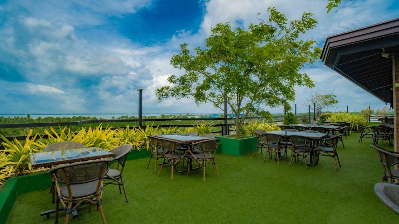 Sasha Transit Hotel 4*